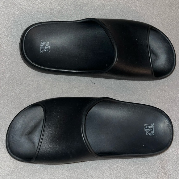 Wild Fable Classic Black Slippers - Picture 1 of 5